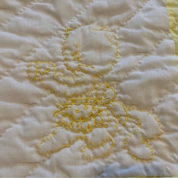 Vintage yellow and white baby quilt with hand stitched animals - Picture 4 of 7